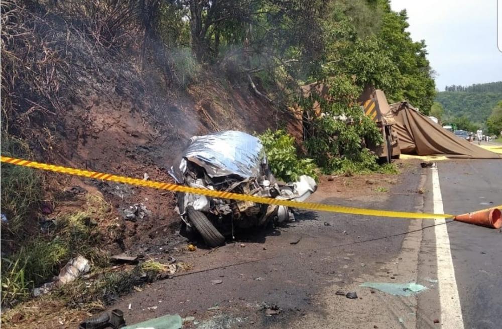 Idoso morre carbonizado após violenta colisão entre carro e carreta no