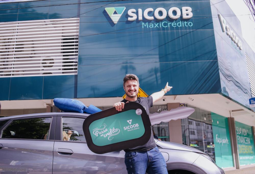 Sicoob MaxiCrédito entrega carro elétrico a associado pela promoção 'Passa no Crédito' 
