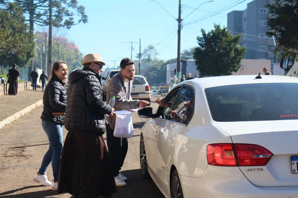 Uno São Lourenço do Oeste marca presença na tradição e no voluntariado da Festa São Lourenço Mártir