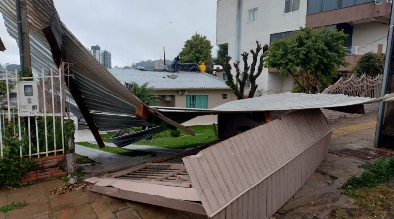 Ventos de mais de 100 km por hora causam estragos em Xanxerê