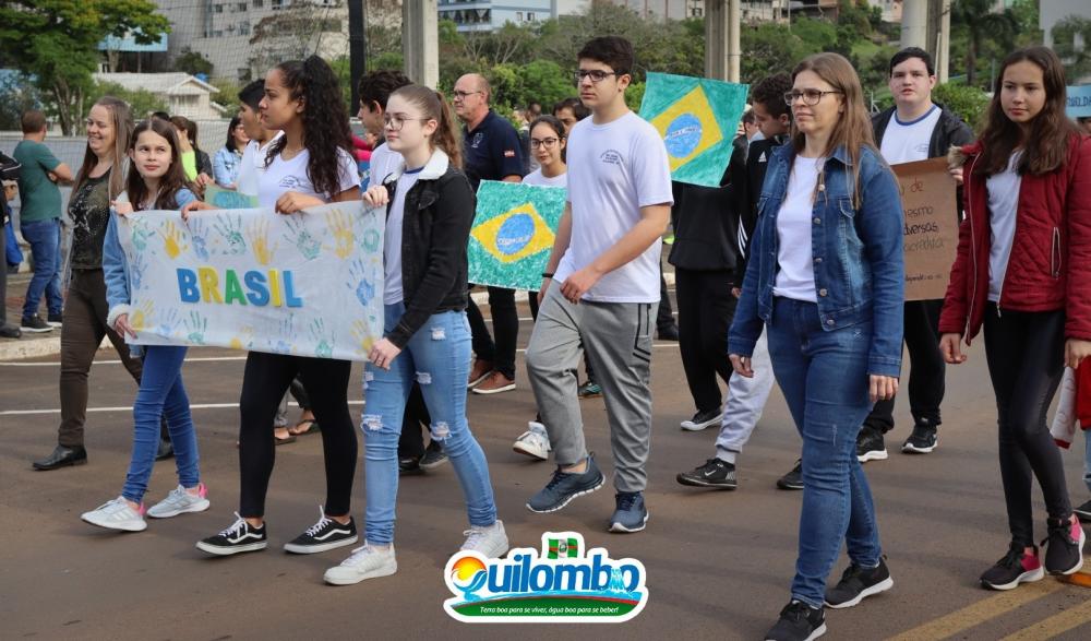 Desfile tradicional, marca a data de Sete de Setembro em Quilombo