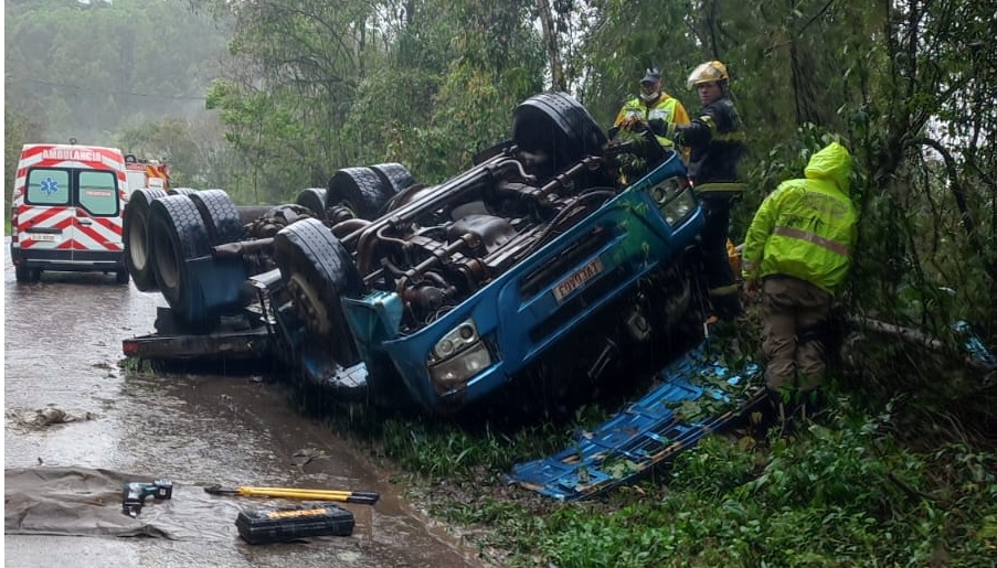 Tombamento de caminhão na BR 283 