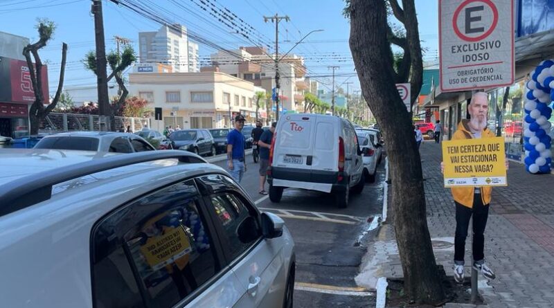 Prefeitura de Xaxim instala totens de conscientização sobre vagas exclusivas em estacionamentos
