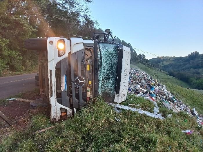 Caminhão tomba em Formosa do Sul