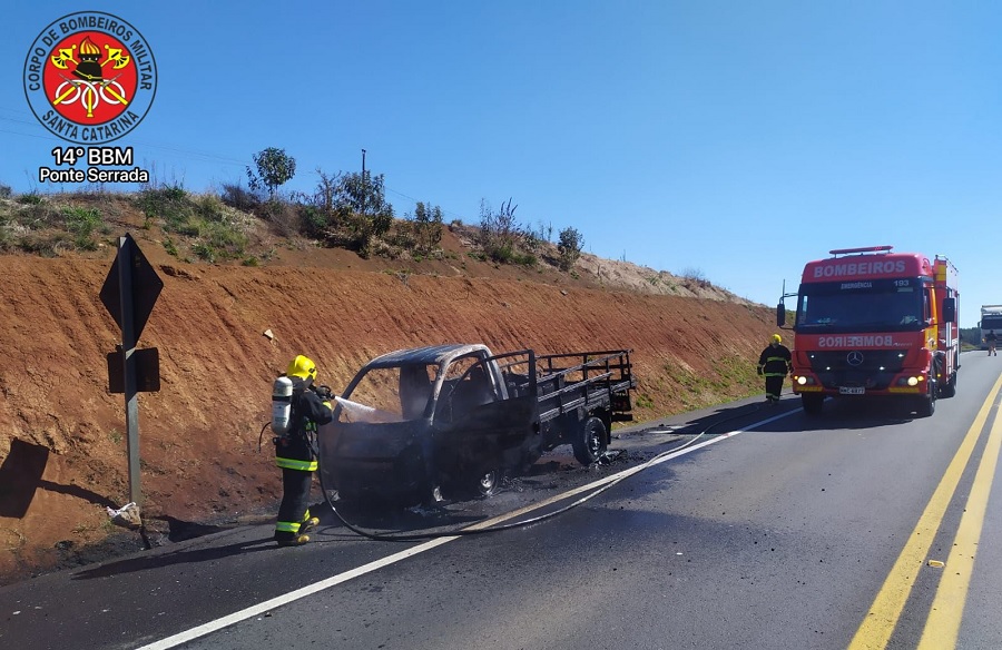 incêndio em veiculo mobiliza Corpo de Bombeiros em Ponte Serrada
