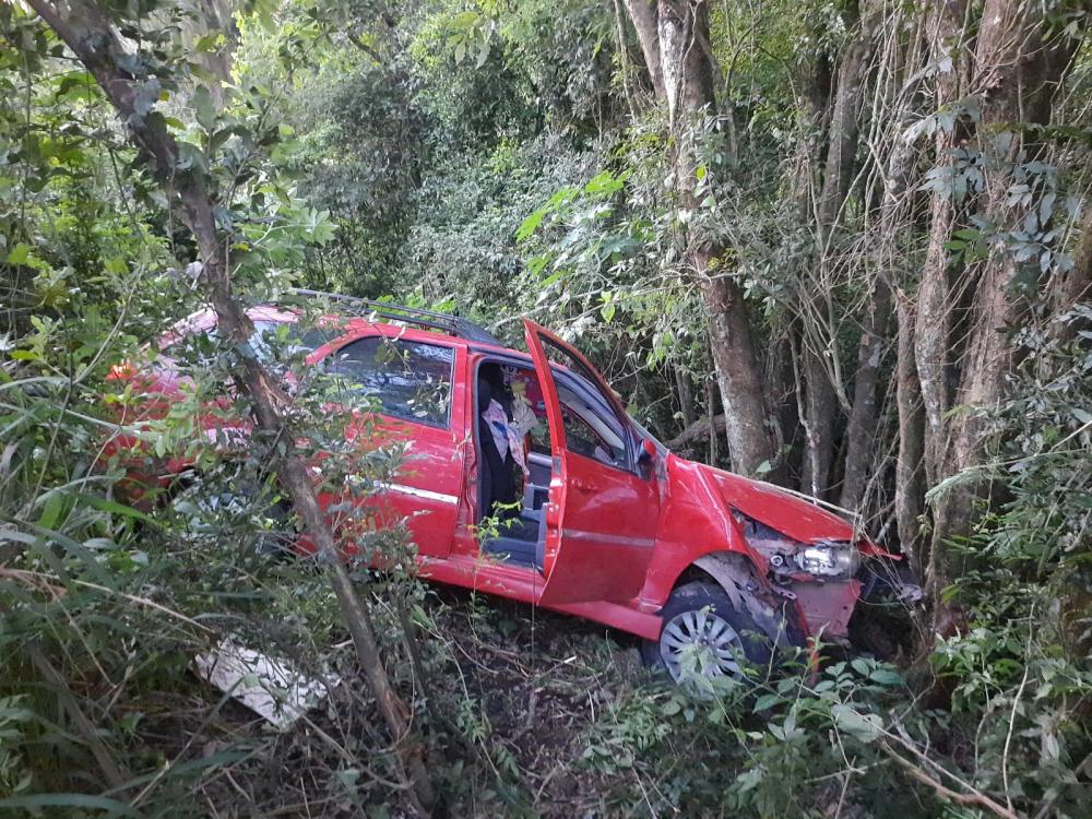 Acidente de trânsito, saída de pista com queda em ribanceira