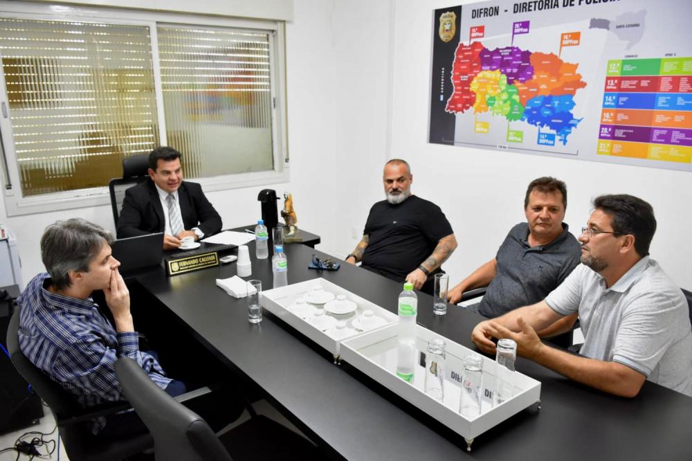 Comissão de segurança da câmara de vereadores de Chapecó se reúne com o diretor de polícia e delegado regional