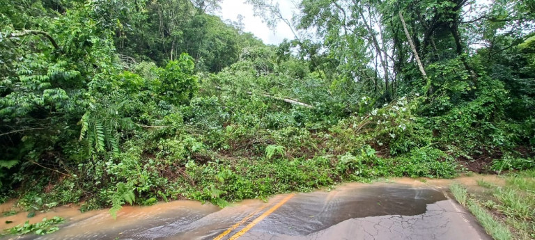 Trânsito 100% interditado na SC-283 entre Concórdia e Seara devido a queda de barreira