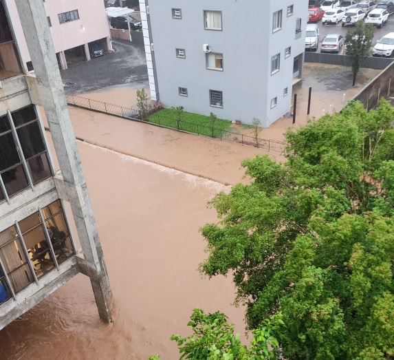 Rio dos Queimados transborda e atinge empresas na área central de Concórdia 