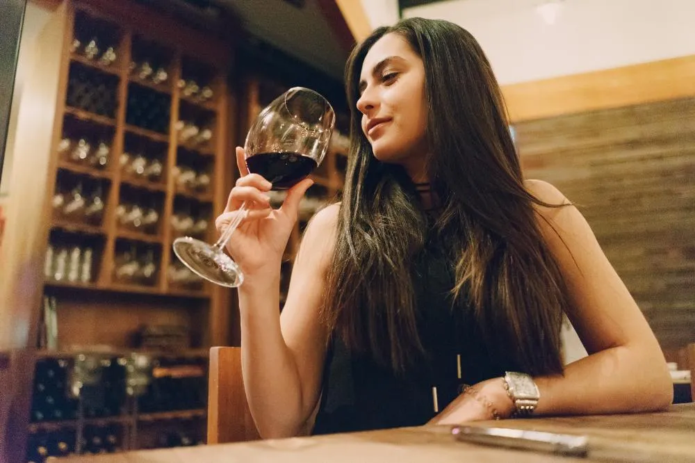Guia completo para iniciantes: como degustar vinhos de assinatura e aproveitar ao máximo cada garrafa
