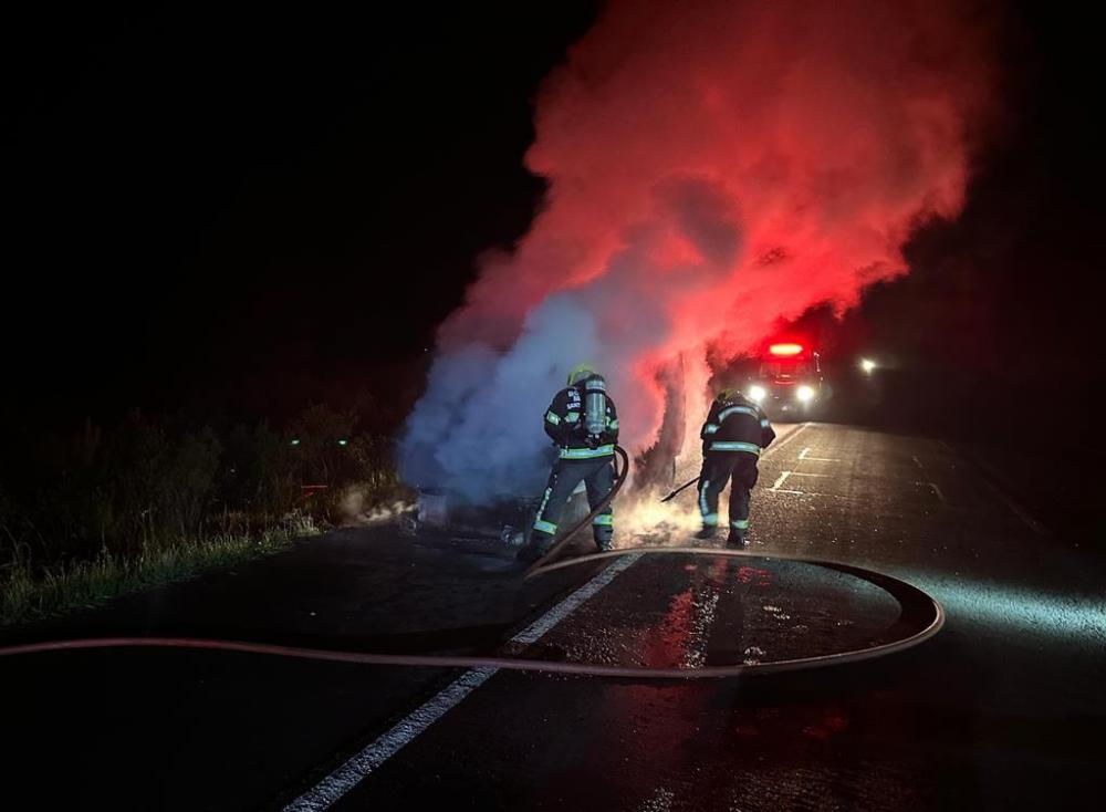 Van é destruída por incêndio na BR-282