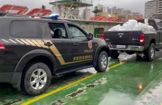 PF e Receita Federal realizam maior apreensão de cocaína do ano no Porto de Navegantes.
