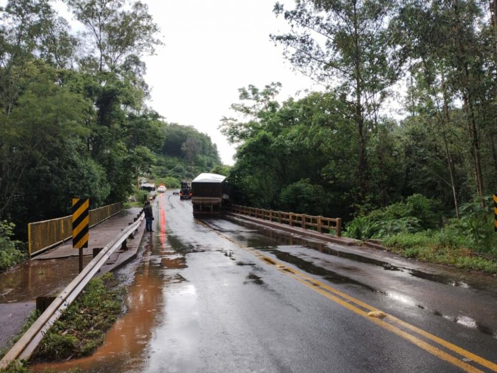 Carreta bitrem que se deslocava para Chapecó quase cai de ponte