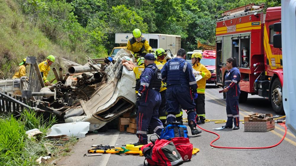 Grave acidente envolvendo caminhão com placas de Pinhalzinho deixa motorista encarcerado na SC 483