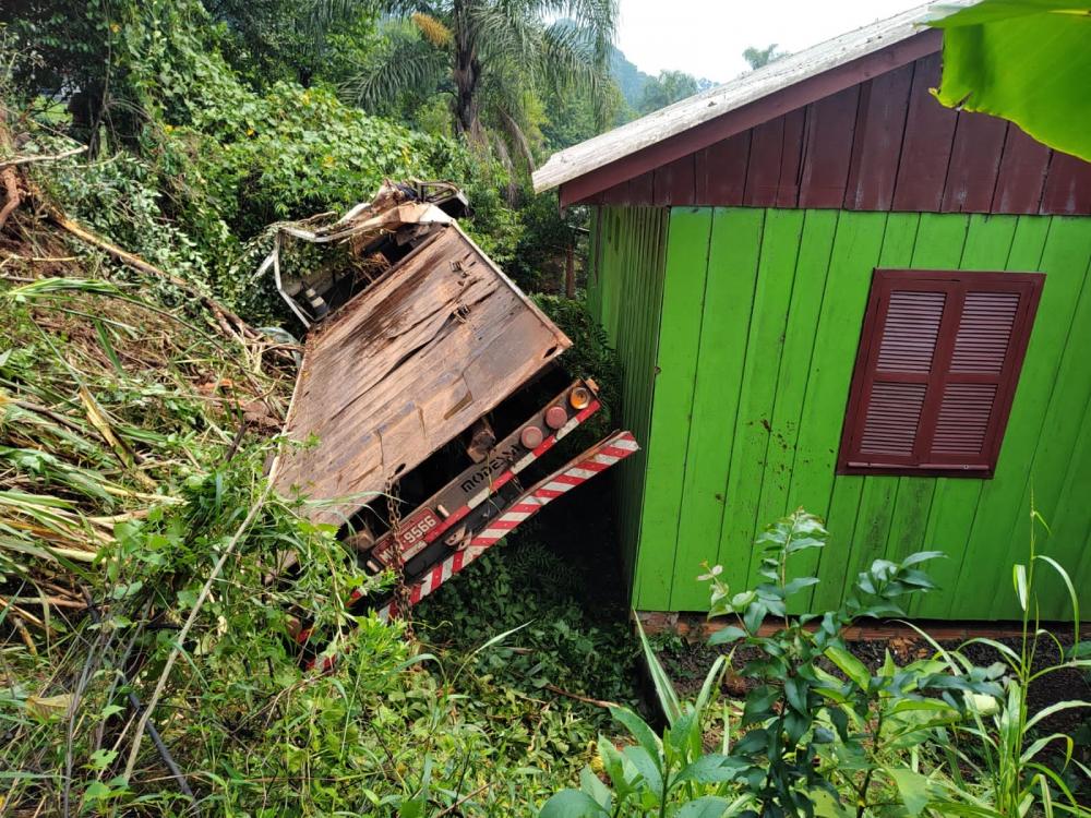Caminhão sai da pista e quase atinge residencia em Quilombo
