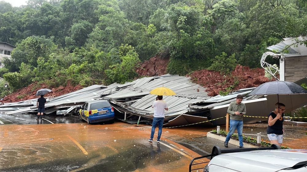 Grande deslizamento de terra destrói revenda de carros na Tancredo Neves, em Concórdia