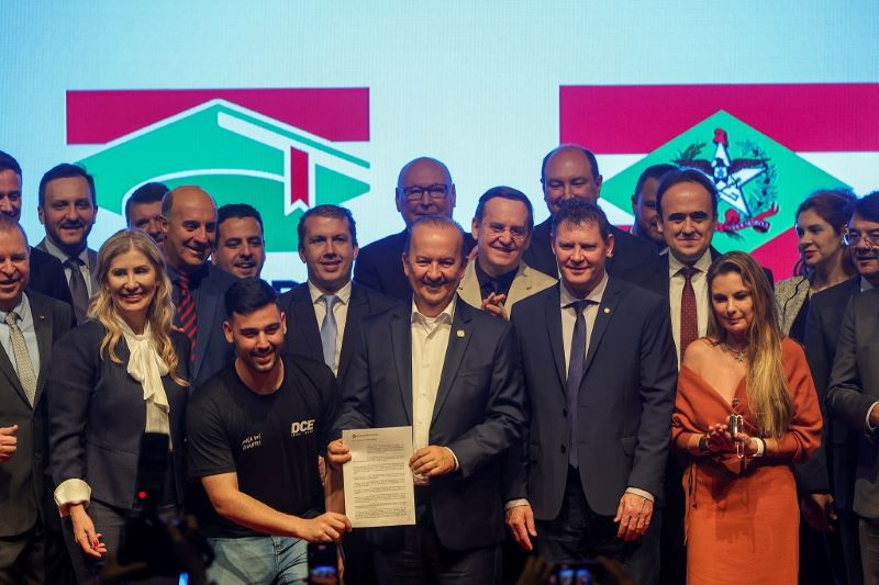 Governo de Santa Catarina sanciona lei do universidade gratuita